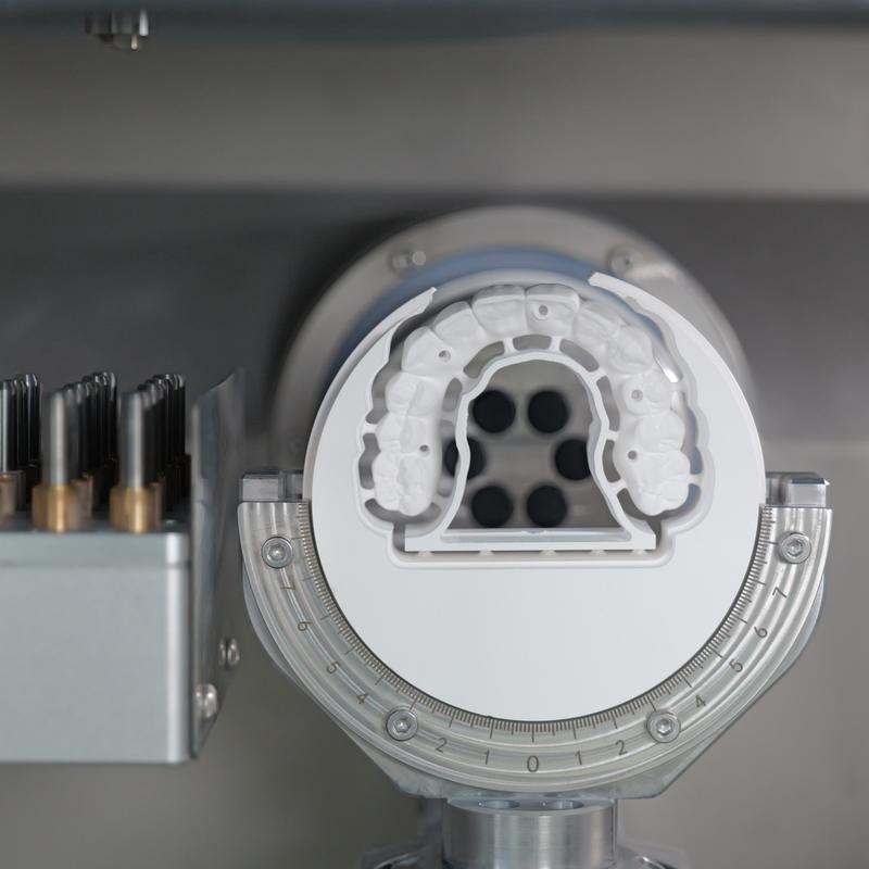 Yucera Dental Laboratory Five-Axis Dry & Wet CAD/CAM Milling Machine for Zirconia All-Ceramic Dental Equipment